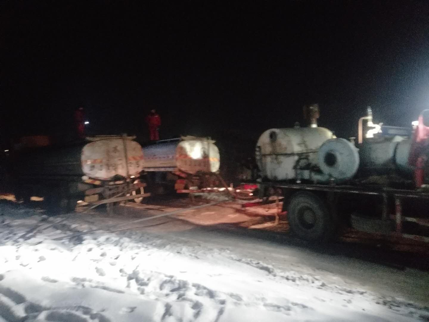 石西夜晚工作.jpg 石西夜晚工作.jpg